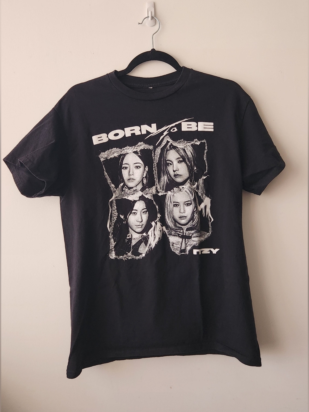 Itzy Born to Be Tour Graphic Tour Tee Black & White Large
